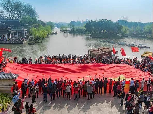 秋冬的最佳打开方式=羽绒服配牛仔裤，时髦百搭不挑人，保暖舒适